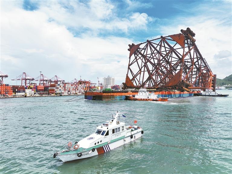 2024.06.11 万吨级西江30-2DPPB平台导管架从深圳赤湾建造场地顺利出港。 深圳特区报记者 胡蕾 通讯员 潘雅吉 摄.jpg